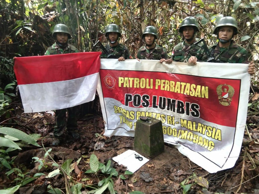 Para prajurit TNI yang melakukan perjalanan patroli selama 30 hari, untuk mengamankan 345 patok perbatasan RI-Malaysia. (Foto: Penrem 091/ASN)