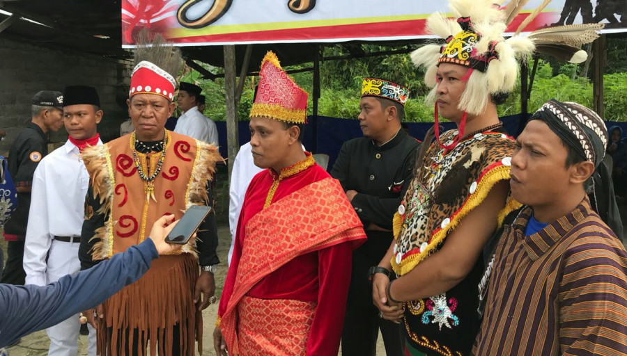 Warga mugirejo menggelar upacara dengan menggunakan baju adat dri berbagai provinsi