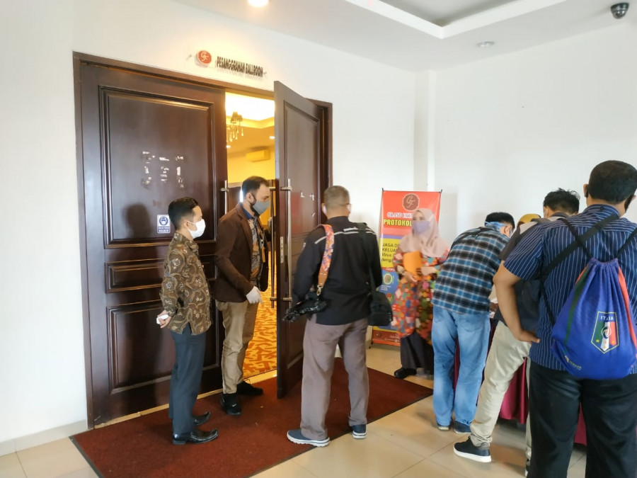 Suasana pintu masuk lokasi pengundian tata letak. (Foto:sabri/korankaltim.com)