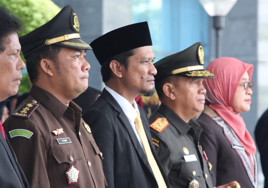 Ketua Komisi II (tengah) saat menghadiri Upacara Hari Otonomi Daerah XXVII di Lapangan Kantor Gubernur Kaltim, Sabtu (29/4). (Foto: DPRD Kaltim)