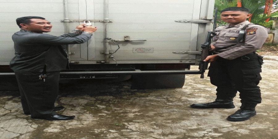 Aparat kepolisian berjaga mengawal soal UN yang tiba di Disdikbud Kukar, Kamis (12/4).