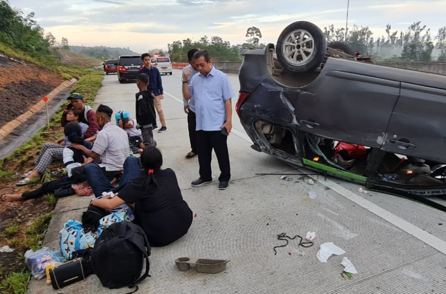 Wagub Kaltim, Hadi Mulyadi berhenti di Tol Balsam guna mengecek korban kecelakana tunggal yang terjadi pada Rabu (20/4/2022). (Foto: Istimewa)