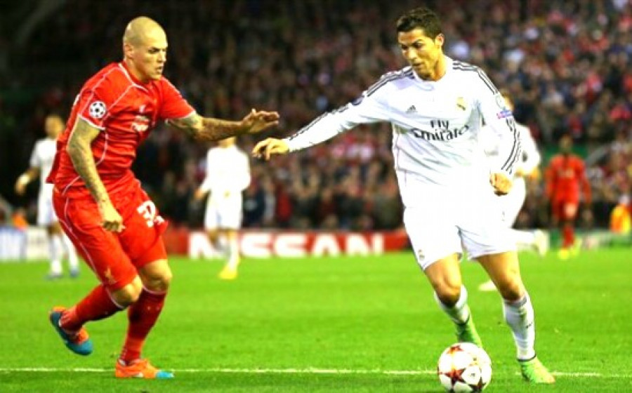 SALING MENGALAHKAN: Cristiano Ronaldo (kanan) saat bersua Liverpool yang masih diperkuat Martin Skrtel pada Liga Champions musim 2014/2015 silam.