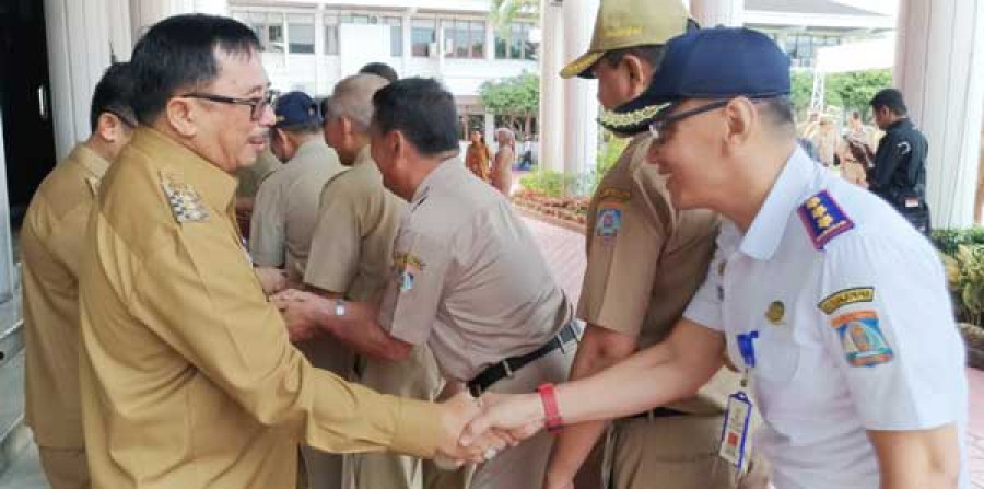 Wali Kota Balikpapan, Rizal Effendi bersalaman dengan ASN dalam halalbihalal usai dirinya memimpin apel pagi. (Hendra/Koran Kaltim)