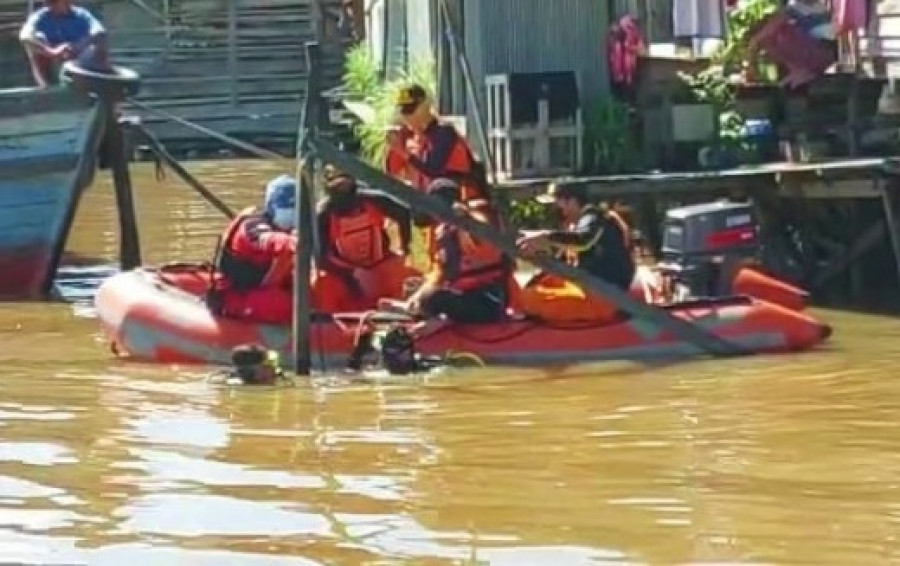 Penyelaman dilakukan di sekitar titik korban terakhir kali terlihat di sungai oleh Tim SAR Gabungan. (Foto: istimewa/Basarnas)