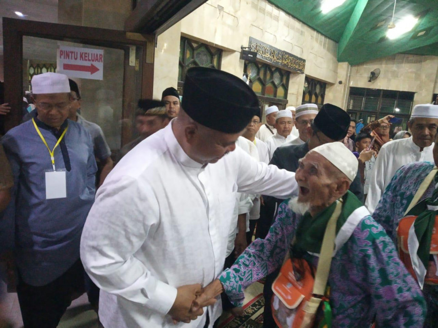 Bupati Kukar Edi Damansyah saat melepas keberangkatan 450 jamaah haji Kukar menuju embarkasi Balikpapan, Jumat (19/7/2019) malam