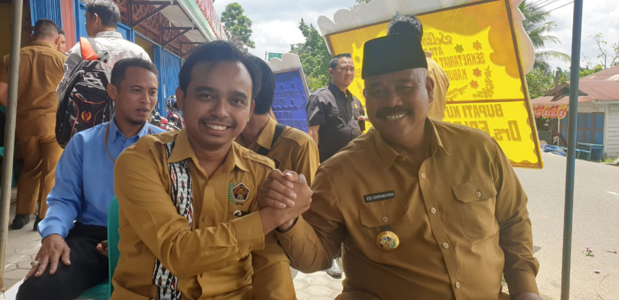 Ketua PWI Kukar Desman Minang bersama Bupati Kukar Edi Damansyah saat peresmian Sekretariat PWI Kukar tahun 2019 lalu.