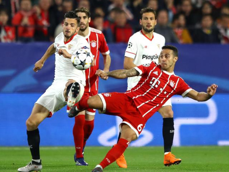 DIUNGGULKAN: Tiga hari setelah juara Bundesliga, Thiago Alcantara (depan kanan)harus kembali fokus pada laga lebih penting melawan Sevilla.