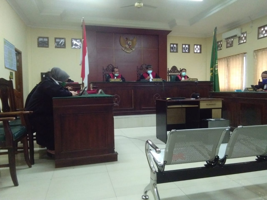 Situasi sidang perkara pengolahan minyak ilegal, Kecamatan Sambutan Samarinda. (Foto: Faishal/korankaltimcom)