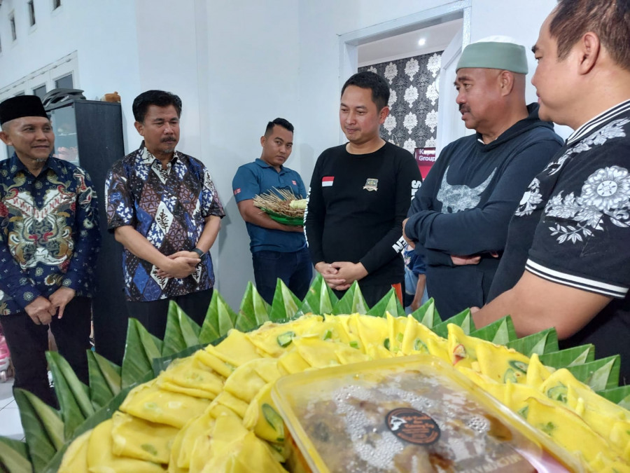 Kunjungan kejutan Bupati Kukar membawakan kue dan tumpeng untuk ucapan Ultah ke 42 tahun kepada Kapolres. (Foto: Istimewa)
