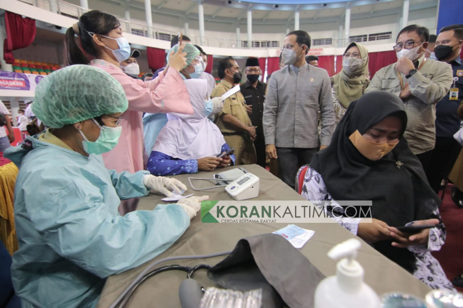 Mendikbud Nadiem Makarim bersama Wali Kota Balikpapan Rizal Effendi meninjau pelaksanaan vaksinasi terhadap 1.000 guru. (Foto: Hendra/KoranKaltim.Com)