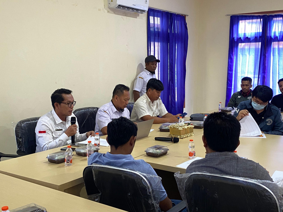 Plt. Asisten II Perekonomian dan Pembangunan Setkab Berau, Warji dalam pertemuan bersama Dinas Pangan Berau di Ruang Rapat Kantor Dinas Pangan Berau, Rabu (20/8/2025). (Indri/Korankaltim.com).