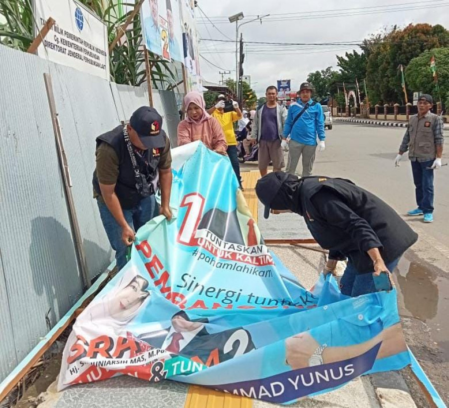 Proses Penertiban Alat Peraga Kampanye (APK) Pilkada 2024 di Berau. (Foto: Istimewa)
