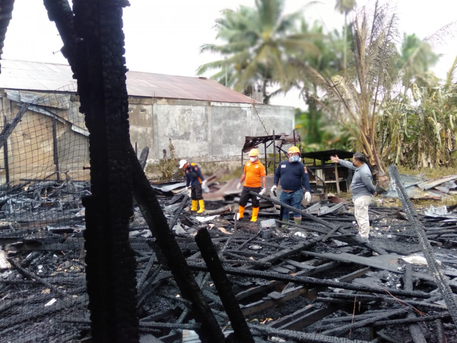 Unit Inafis Polresta Samarinda bersama Polsek Samarinda Seberang, saat melakukan olah TKP di kebakaran Selasa (5/4/2022) hari ini.(Foto:Nancy/korankaktim.com)