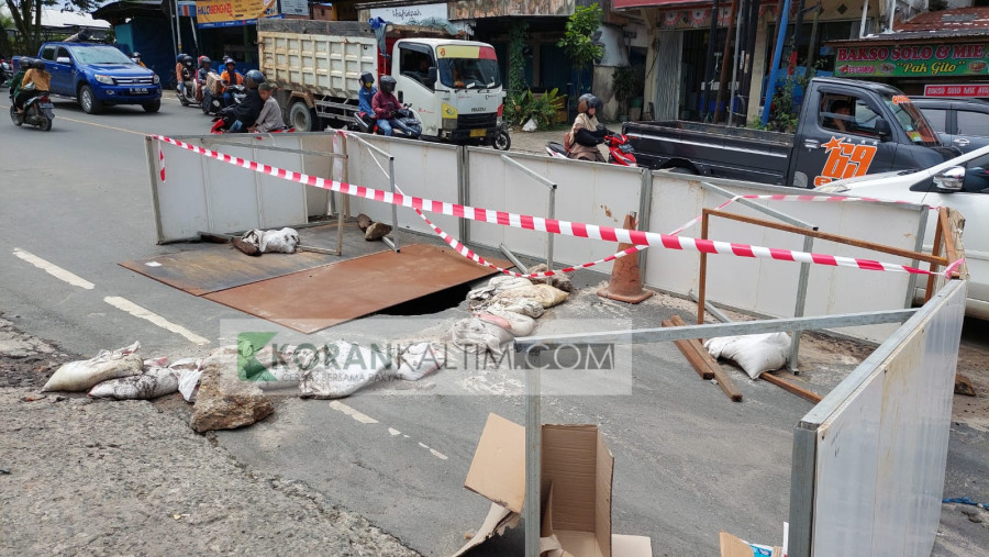 Lubangan menganga ini berada di Jalan Soekarno Hatta KM 4,5 Balikpapan Utara. (David Purba/Korankaltim.com)