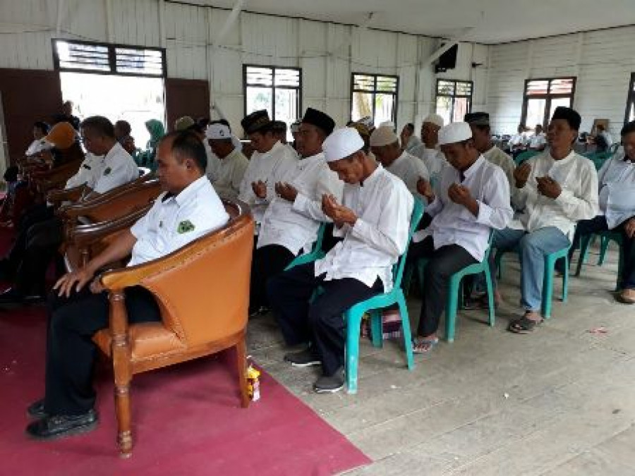 UMROH : Para calon jamaah umroh gratis saat menerima tausiah di BPU Kampung Ujoh Bilang, Kecamatan Long Bagun, Mahulu