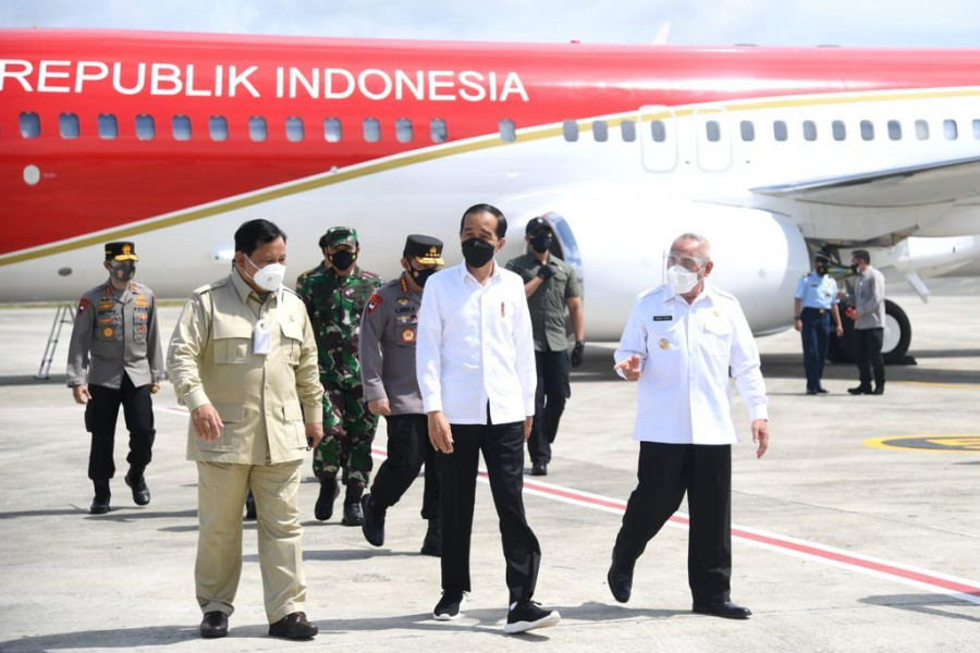 Kedatangan Presiden RI, Joko Widodo (tengah) didampingi Menteri Pertahanan (Menhan) Prabowo Subianto (kiri) di Bandara APT Pranoto Samarinda yang disambut langsung oleh Gubernur Kaltim, Isran Noor (kanan). (Foto: Biro Pers, Media dan Informasi Setpres)