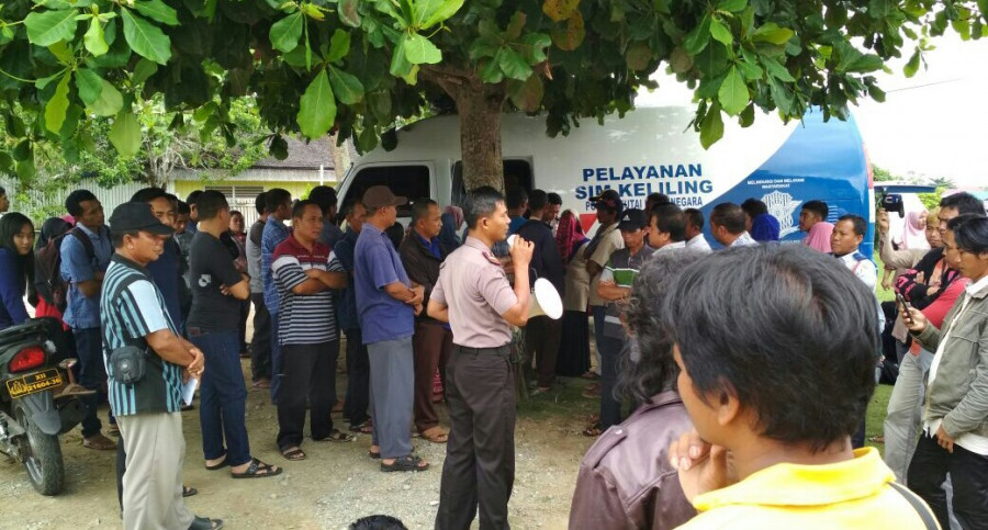Kapolsek Koba AKP Sobari , saat memberikan sosialisasi bahaya teroris