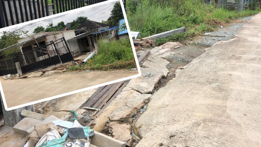 Pergeseran tanah yang terjadi dikawasan RT 57 Sepinggan Baru membuat jalan dan rumah warga rusak. ( Foto: Dok.Korankaltim.com)