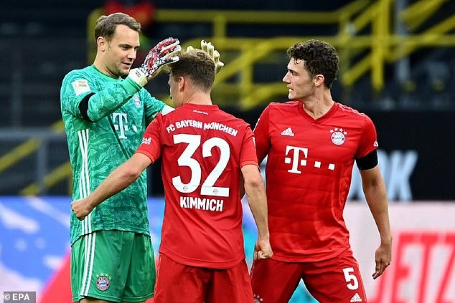 Joshua Kimmich disambut kiper Manuel Neuer dan Benjamin Pavard usai mencetak gol penentu kemenangan Bayern Munchen dari Borussia Dortmund.(dailymail)