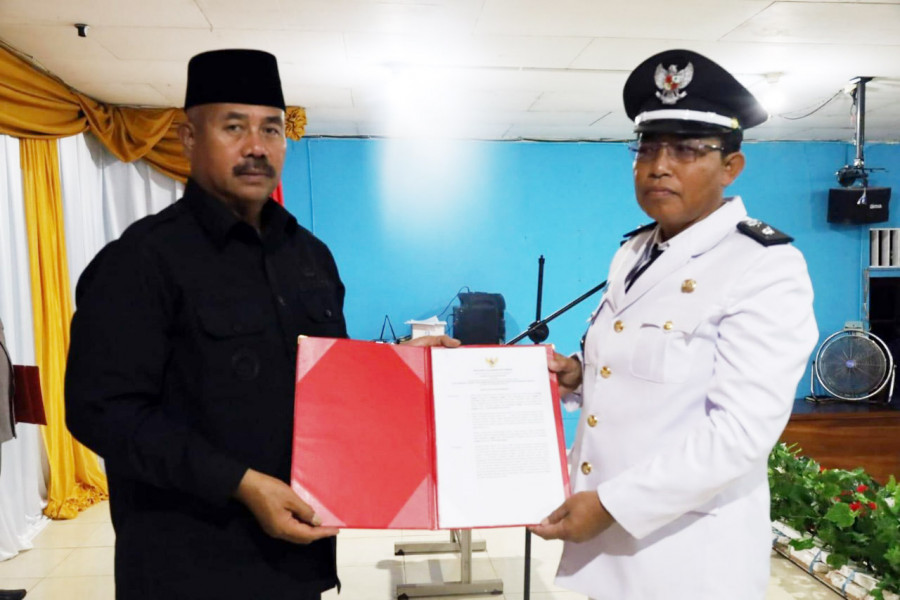 Bupati Edi Damansyah melantik Kades kembang Janggut hasil PAW. (Foto: Prokom)