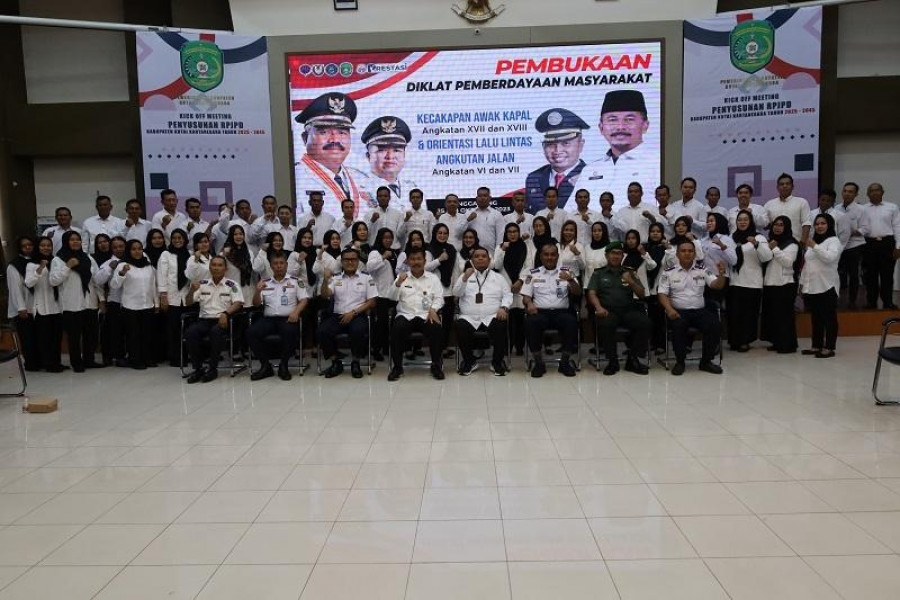 Foto Bersama Diklat Kecakapan Awak Kapal dan Diklat Orientasi Lalu Lintas Angkutan Jalan (LLAJ). (Foto: Prokom)