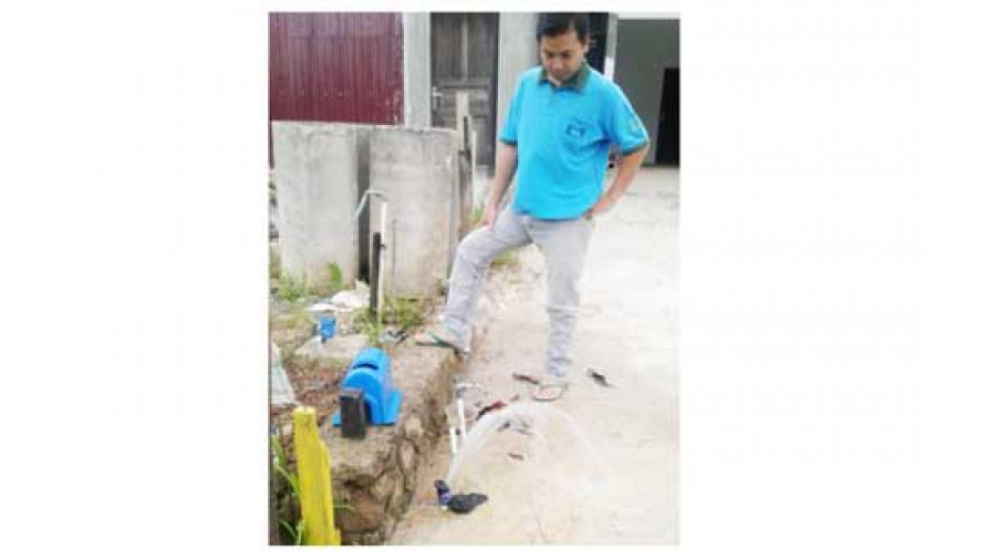 Petugas PDAM saat meninjau lokasi pencurian Water meter