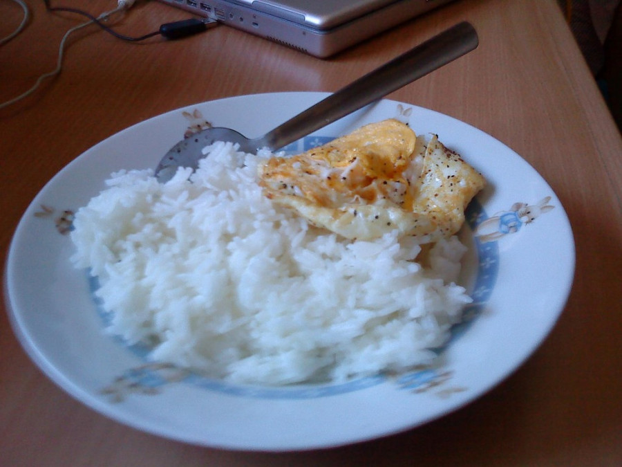Nasi dan telur ceplok lebih tinggi kandungan kalori (Foto: haipedia)