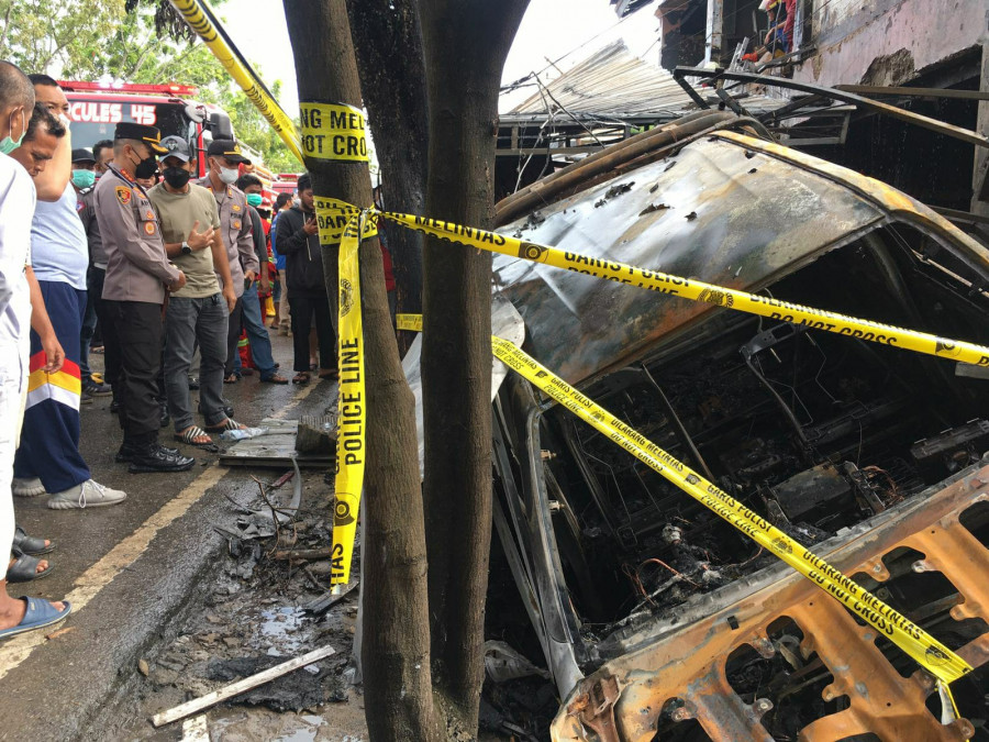Kapolresta Samarinda Kombes Pol Ary Fadli saat mendatangi TKP kebakaran Minggu (17/4/2022) hari ini. (Foto:Nancy/korankaltim.com)