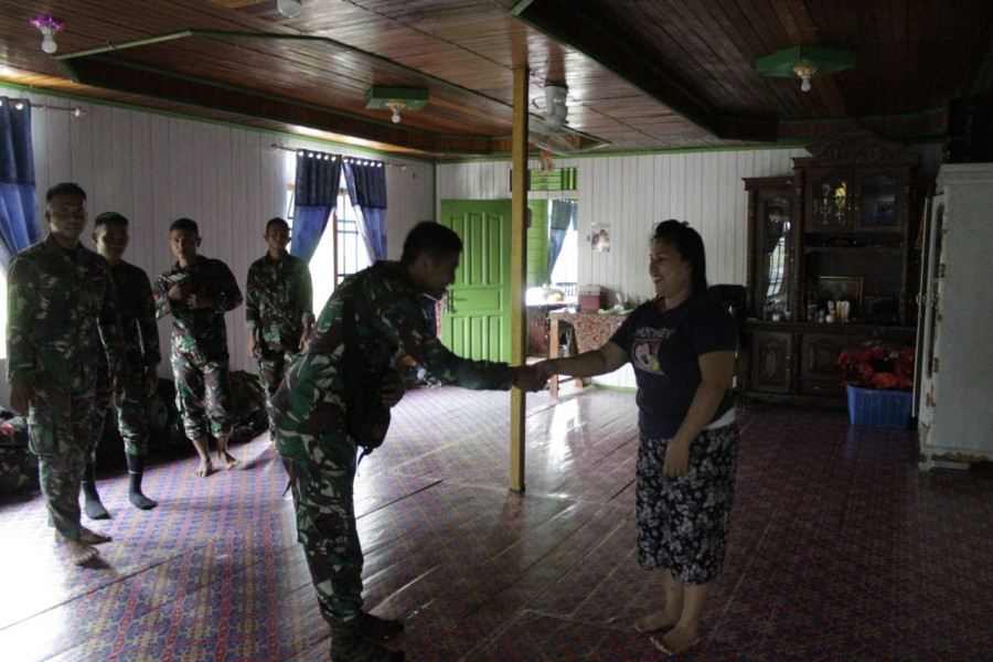 Anggota satgas TMMD yang disambut hangat untuk tinggal sementara di rumah warga Kampung Kelian. (Kodim 0912/KBR)