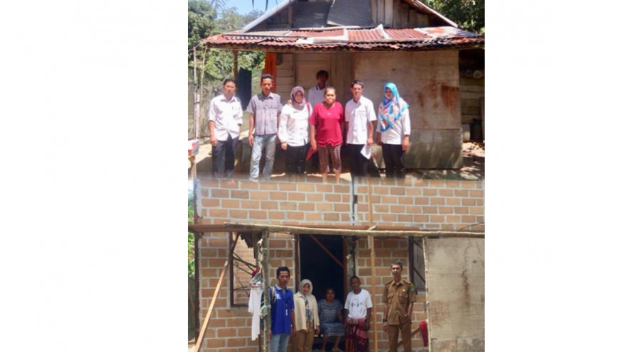 Dinas Perkim saat meninjau rumah warga di Kecamatan Muara Badak yang memperoleh Program BSPS.(DinasPerkim.dok)