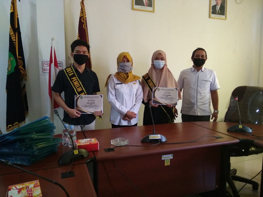 Perwakilan Duta Pemilih Pemula bersama Kepala Kesbangpol Kukar Rinda Desianti. (Foto: Kesbangpol Kukar/Istimewa)