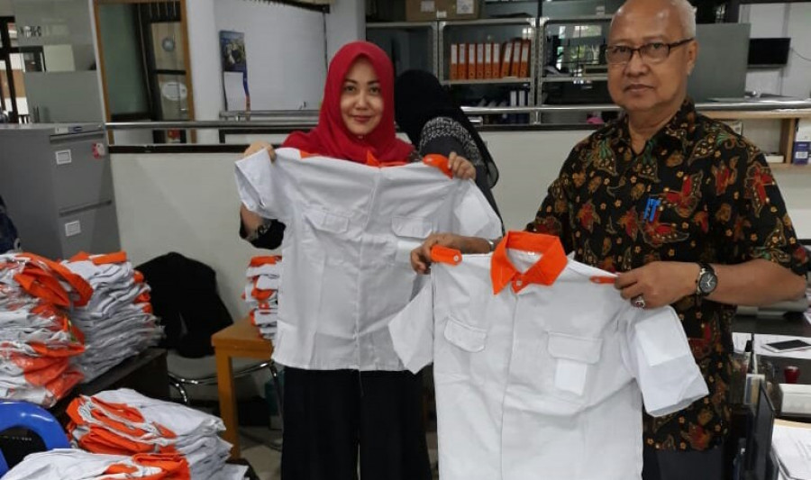 Sekretaris KPU Kaltim Syarifuddin Rusli saat memperlihatkan ratusan pakai layak pakai untuk korban gempa di Sulteg