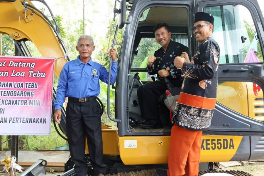 Sekda Serahkan Excavator Mini di Loa Tebu. (Foto: Prokom)