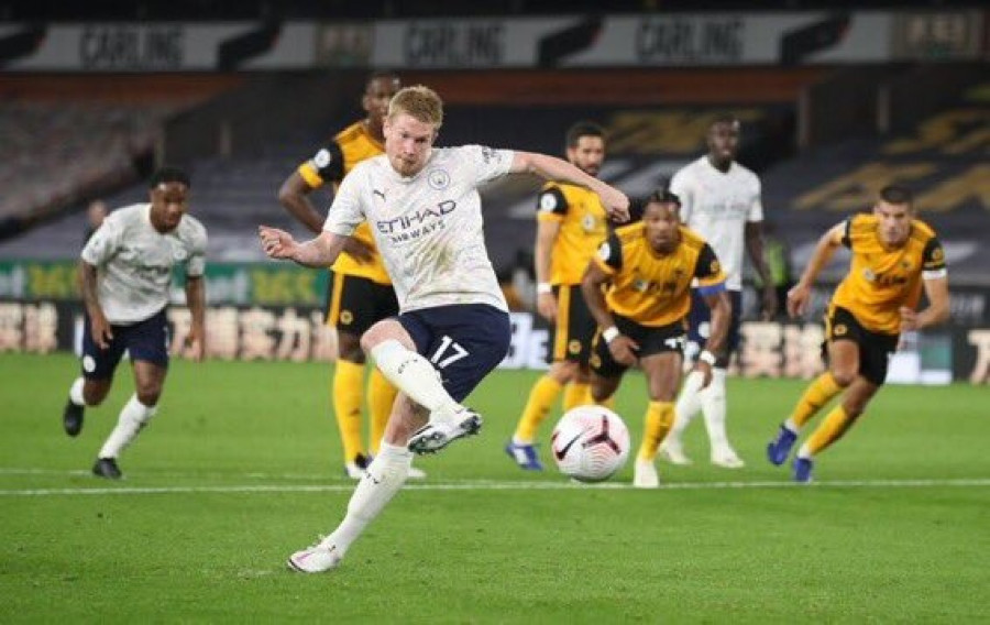 Eksekusi penalti Kevin de Bruyne membuka kran gol Manchester City ke gawang Wolverhampton. (manchestercitytwtiiter)