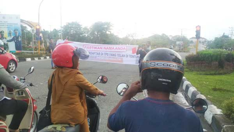 SOSIALISASI : KPU menyosialisasikan Pilkada kepada pengguna jalan. ( erwin / korankaltim)