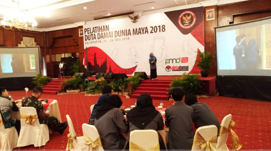 Salah satu peserta Duta Damai Dunia Maya memaparkan konsep pencegahan dan penanganan konten radikal serta hoax. Pelatihan ini digelar oleh BNPT RI dan diikuti 60 peserta dari 17 perguruan tinggi di Kaltim. (Hendra/KoranKaltim.com )