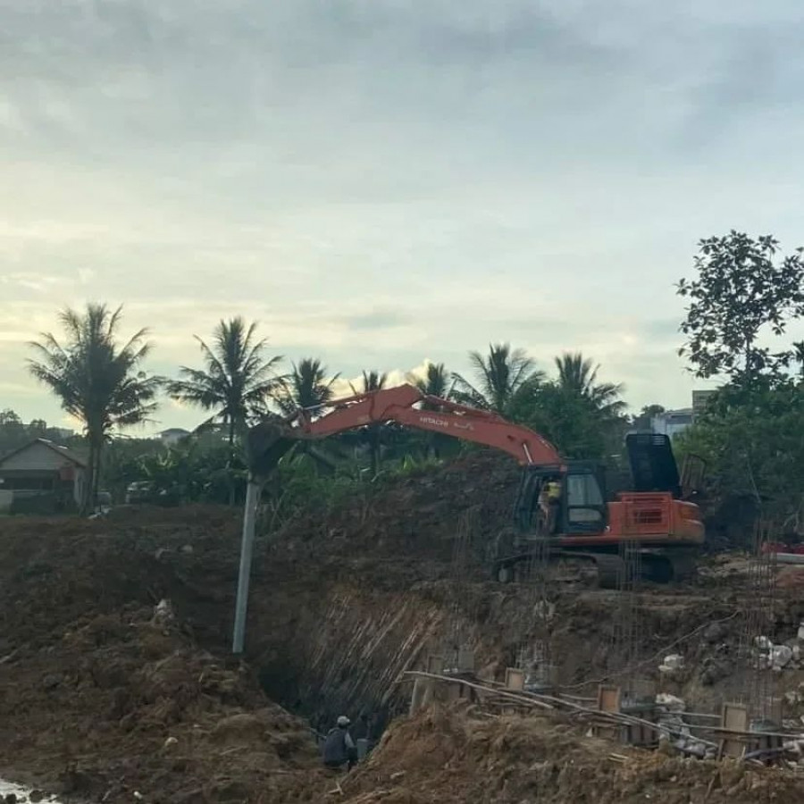 Proyek turap Sungai Gunung Elai Bontang, masih terus berjalan sampai saat ini. (kelurahangnefacebook)