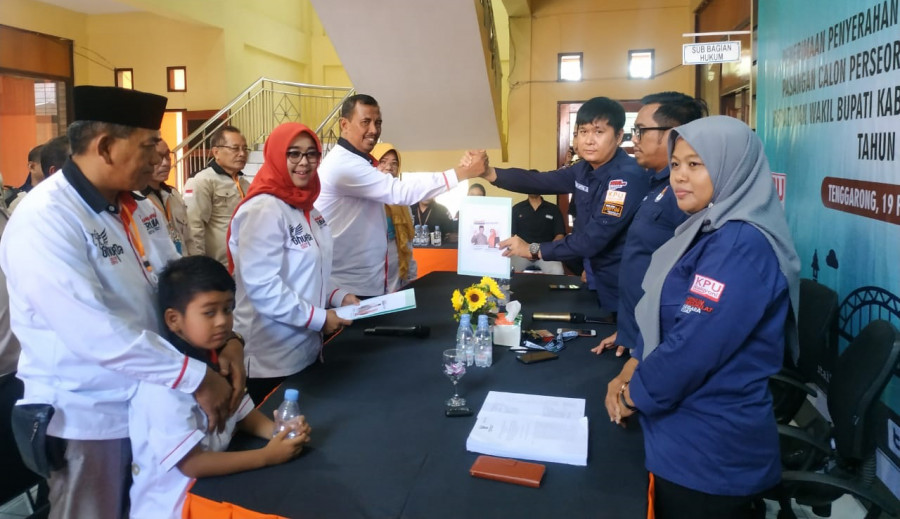 Pasangan Ghufron-Ida saat menyerahkan dukungan KTP ke KPU Kukar yang diterima oleh KPU Kukar, Erlyando Saputra. (Foto: Sabri/korankaltim.com)