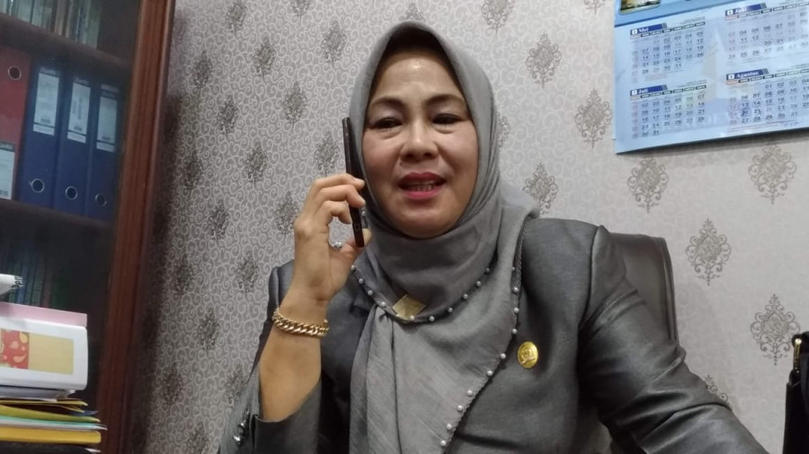 Anggota DPRD Balikpapan, Mieke Henny tengah berdiskusi dengan tokoh masyarakat di Balikpapan Selatan melalui sambungan telepon. (Foto: Hendra/KoranKaltim.Com)