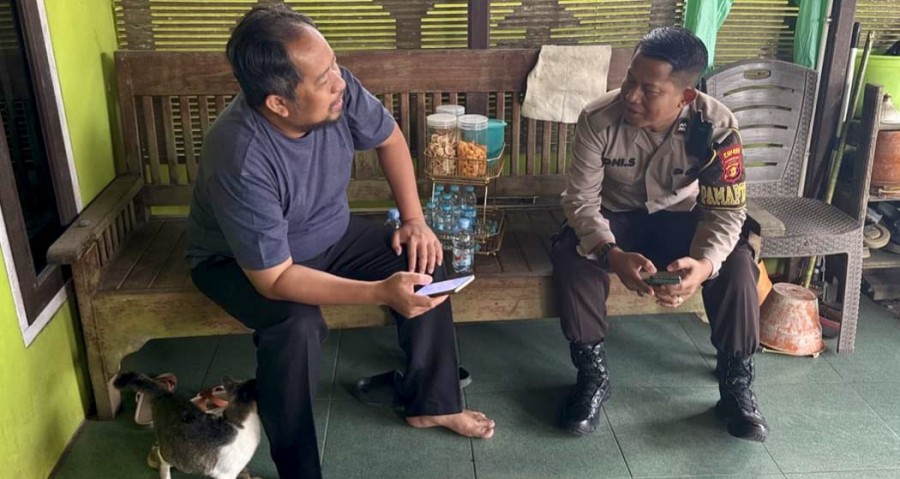 Petugas saat mendatangi kediaman pelapor usai diteror nomor yang dikenal (Ist)