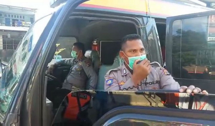 Polisi Papua yang memberikan imbauan lewat pengeras suara. (ist)
