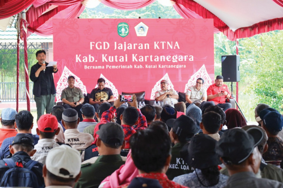 Sekda Kukar Sunggono saat menghadiri FGD KTNA dalam rangka HTN dirangkai diantaranya penyerahan piagam KTNA Award. (Foto: Prokom)
