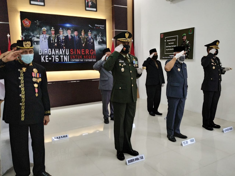 PLT Bupati Kukar, Chairil Anwar saat mengikuti acara virtual HUT TNI ke-75 di Makodim 09/06 Tenggarong.(Foto:sabri/korankaltim.com)