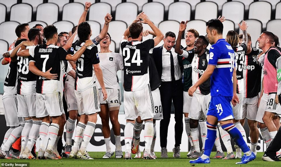 Pemain Juventus merayakan sukses mereka jadi juara Liga Italia setelah pertandingan menghadapi Sampdoria. (Foto: dailymail)