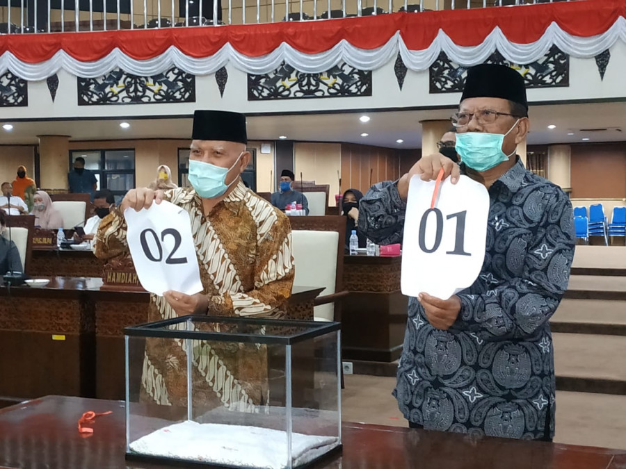 H Djuremi (kanan) dan Chairil Anwar (kiri) saat memperlihatkan nomor yang didapatnya pada pencabutan nomor urut pemilihan calon wakil bupati Kukar. (Foto:sabri/korankaltim.com)