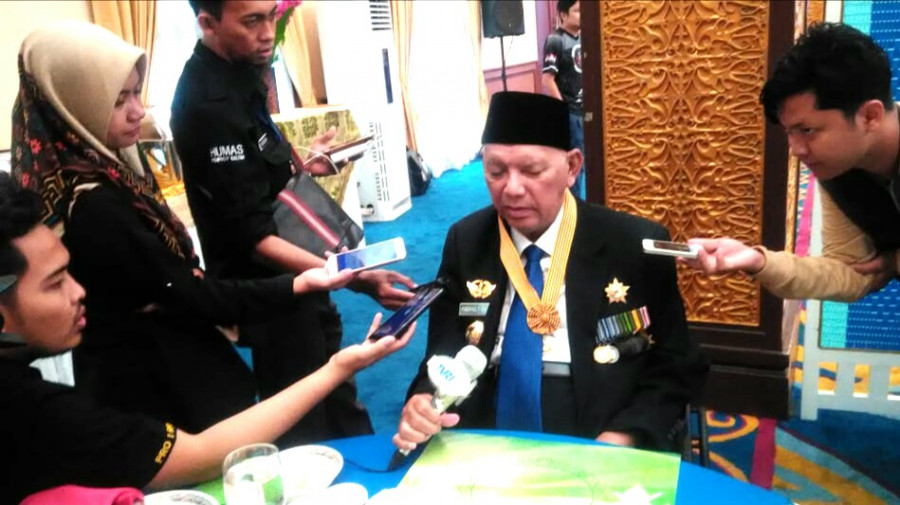 Gubernur Kaltim Awang Faroek Ishak, saat memberikan keterangan di Pendopo Lamin Etam, Kompleks Kantor Gubernur Kaltim Jl Gajah Mada Samarinda, Jumat (22/6) siang (KORANKALTIM.COM/Rusdi)