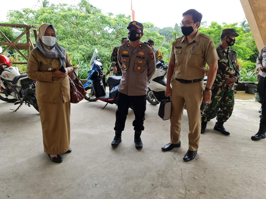 Tim satgas Covid-19 Kecamatan Sungai Pinang lakukan Sidak ke Kelurahan berupaya menurunkan jumlah penyebaran covid-19 (Foto: Dok. Camat Sungai Pinang)