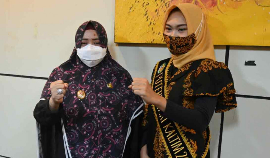 Hj Syarifah Masitah Assegaf berfoto bersama Irma Erpiana yang mewakili kaltim di event pemilihan Putra-Putri Tari Indonesia 2021. ( Foto: Dok.Korankaltim.com)