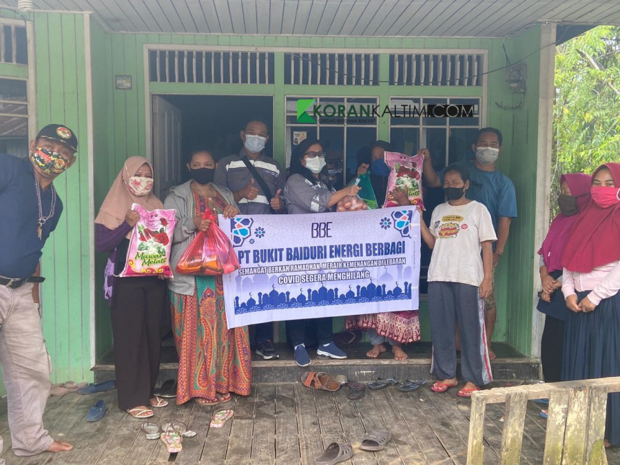 Penyerahan bantuan sembako dari PT Bukit Baiduri Energi (BBE) ke warga Samarinda, di Kelurahan Bukit Pinang, Kecamatan Samarinda Ulu (Foto: Permata/korankaltim.com)